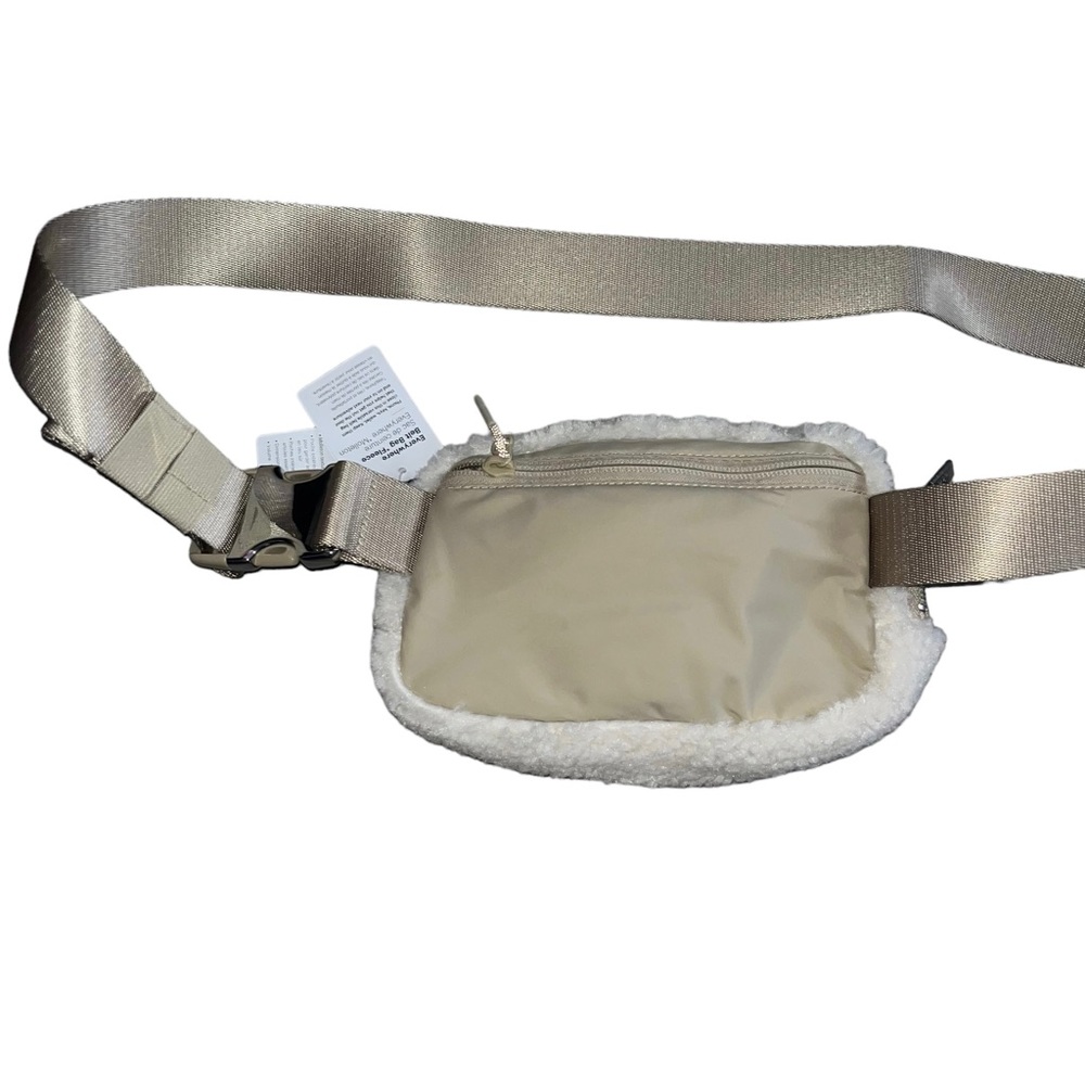 Lululemon everywhere belt bag tan fleece NWT
Price is firm - Picture 6 of 7